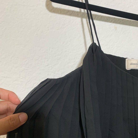 Abercrombie and Fitch Flowy Pleaded Tank Top - Picture 4 of 6